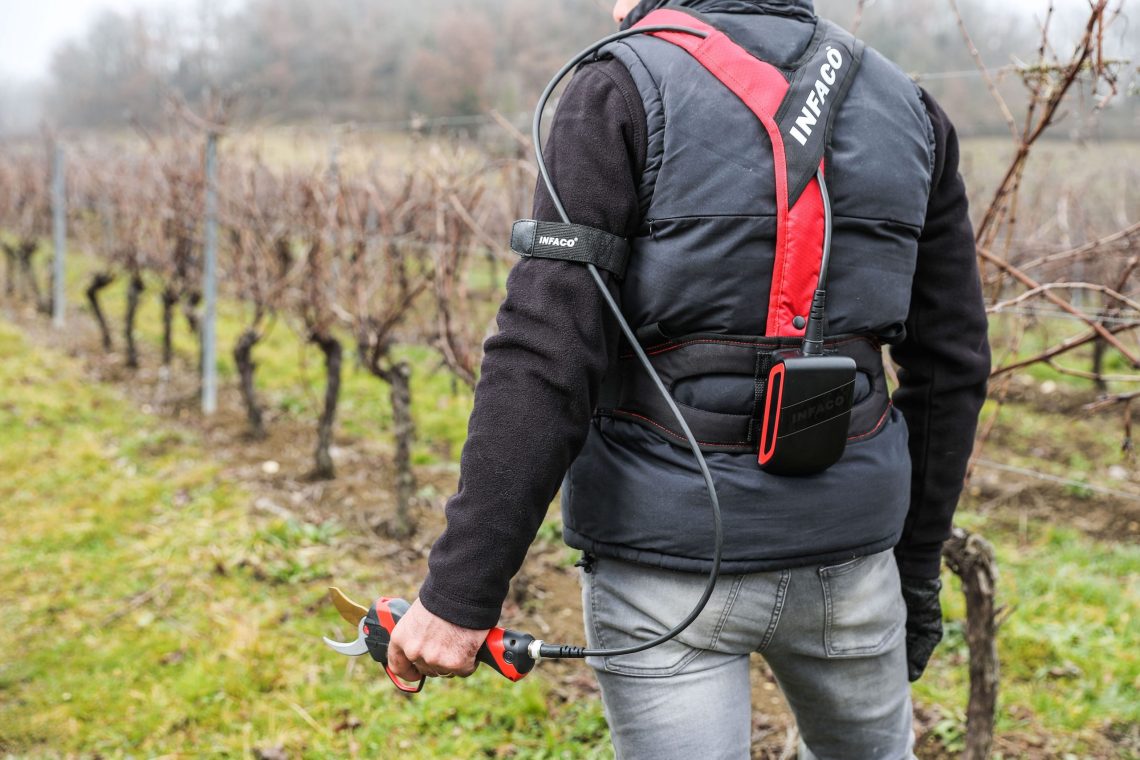 Sécateur électrique professionnel F3020 portage gilet version gaucher en viticulture - INFACO