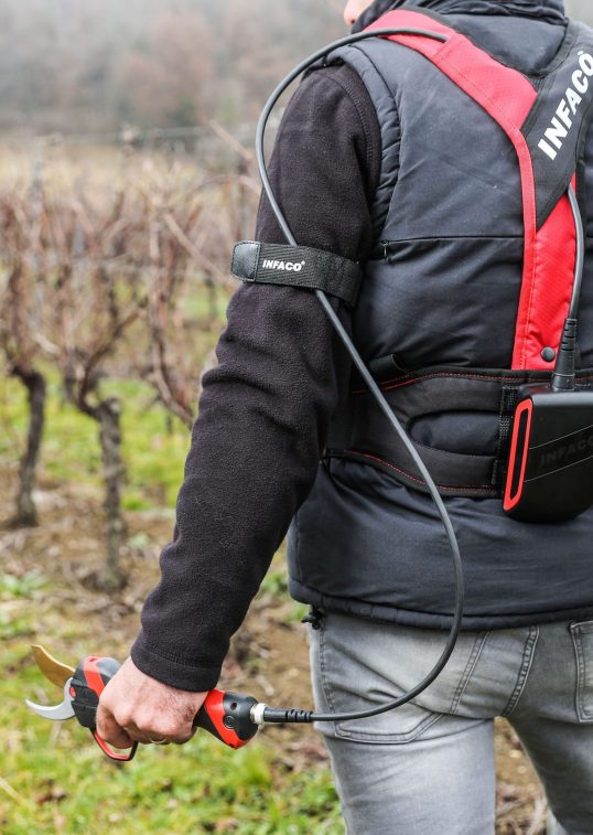 Sécateur électrique professionnel F3020 portage gilet version gaucher en viticulture - INFACO