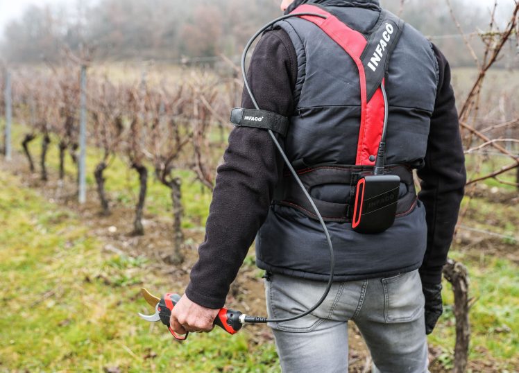 Sécateur électrique professionnel F3020 portage gilet version gaucher en viticulture - INFACO