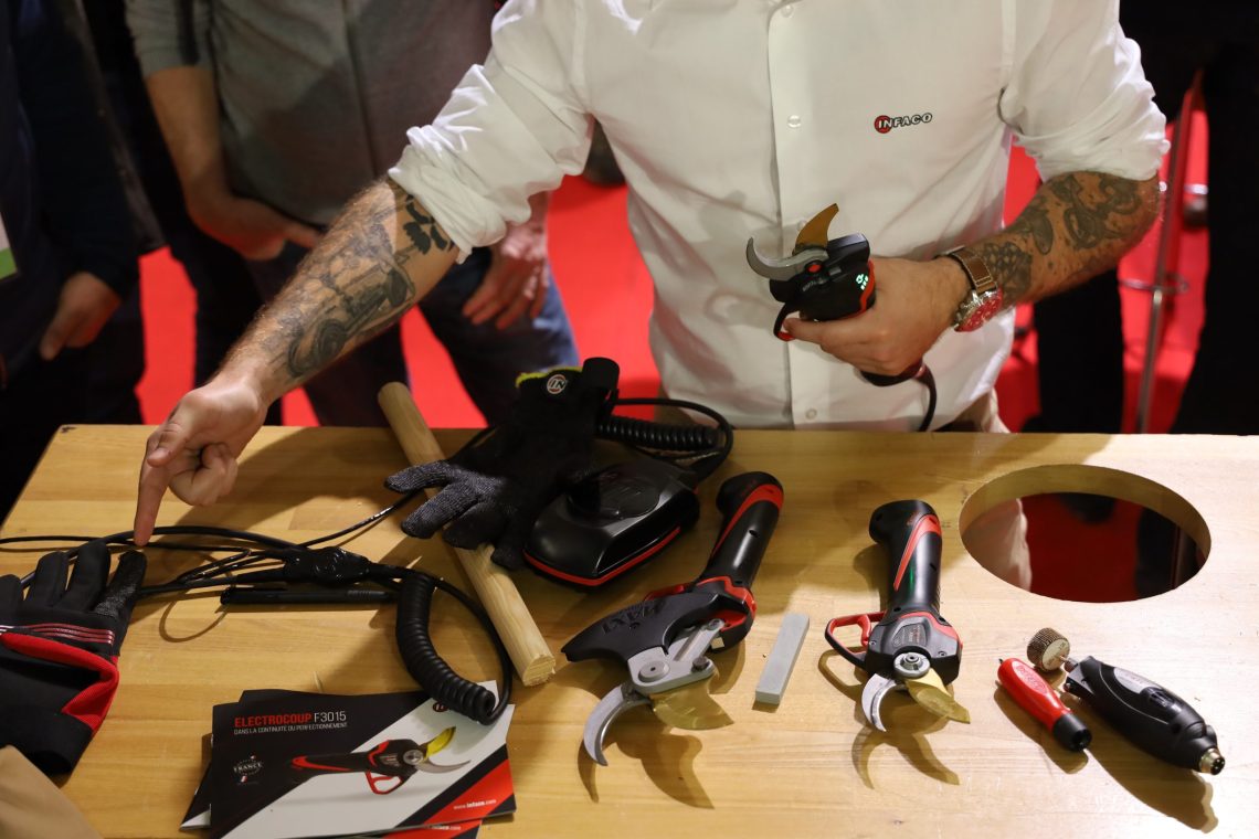 Présentation sécateur F3015 en salon - INFACO