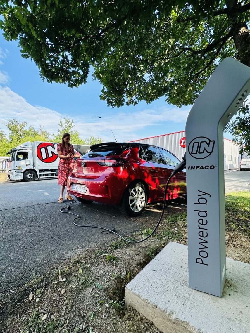 appli-borne-voiture-electrique-anyos-infaco