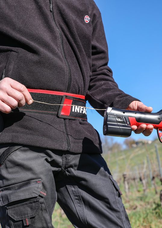 plieuse-electrique-pro-at1000-infaco-enfilage-facile