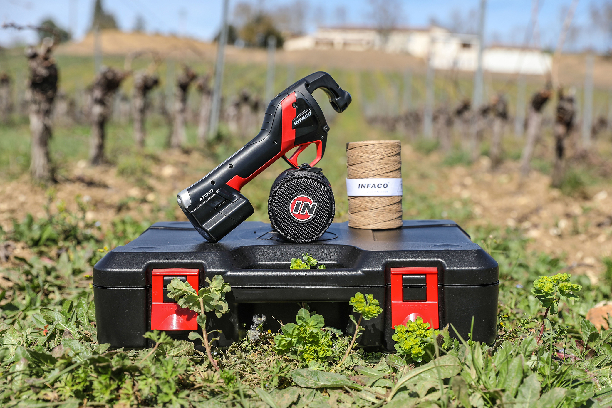 Atadora AT1000 - Ligadora eléctrica profesional para viñedos y árboles.
