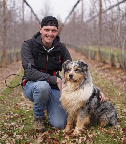 Benjamin et son chien Rocky au milieu des pommiers