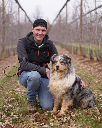 Benjamin et son chien Rocky au milieu des pommiers