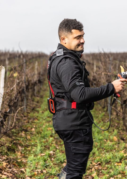 Tailleur équipé du boitier connecté sur sécateur électrique professionnel F3020 INFACO