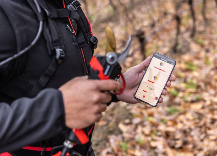 INFACO application connected to the F3020 electric pruning shears