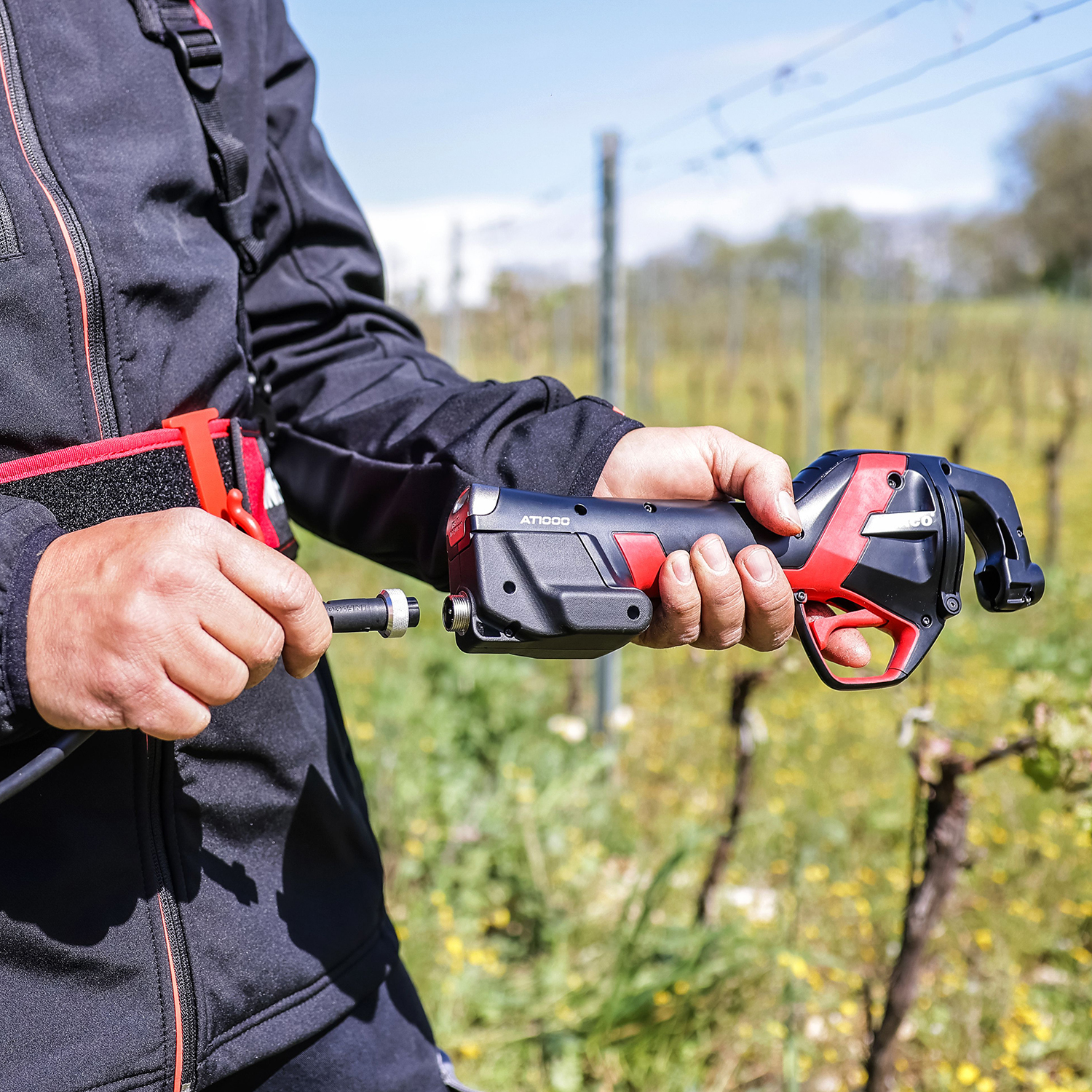 Atadora Eléctrica RayGenius Para Plantas Y Viñas – Profesional, Inalámbrica Con Batería De Litio, Atado En 2 Segundos, Máximo 45 Mm De Diámetro, Ideal Para Viñedos Y Huertas
