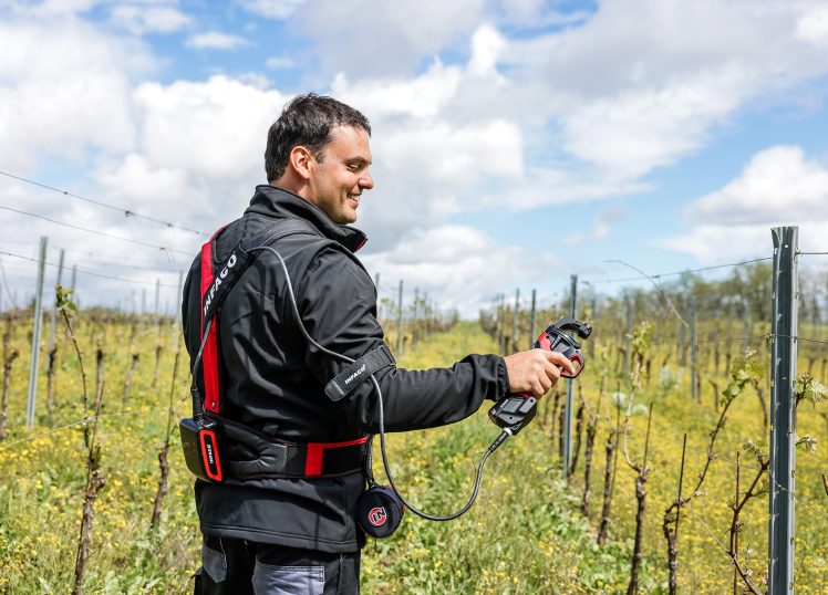 Attacheuse AT100036 avec gilet de dos