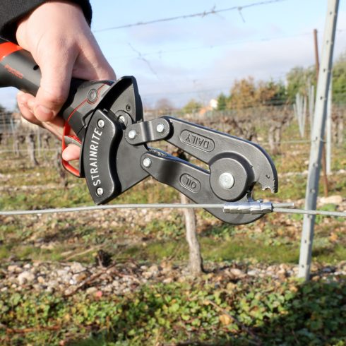 STRAINRITE crimping tool on F3020 electric pruning shears in grapevine STRAINRITE crimping tool on F3020 electric pruning shears in grapevine