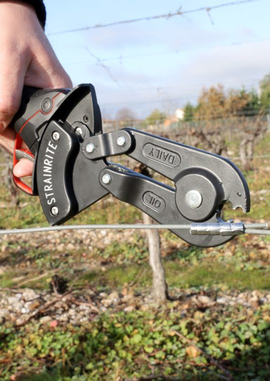 Pince à sertissage STRAINRITE sur sécateur électrique F3020 en vigne