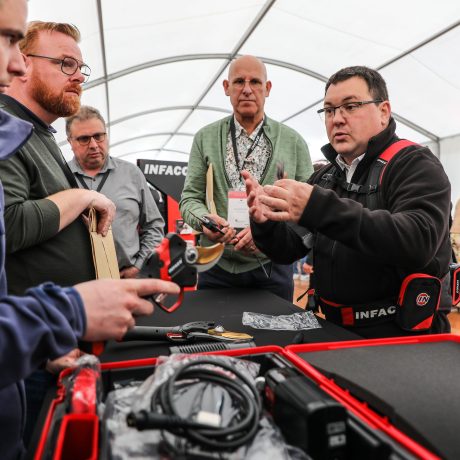 Laurent Rigal, technico commercial INFACO présentant le nouveau sécateur électrique F3020