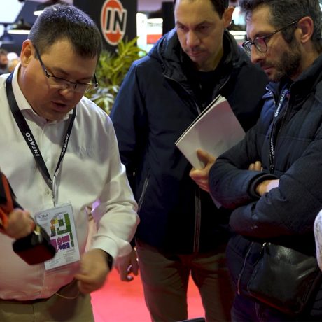 Laurent Rigal, technico commercial en pleine démonstration de l'attacheuse AT1000