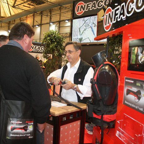 Jean-Pierre Blatché, Verkaufsleiter von INFACO, präsentiert die Baumschere auf einer Messe